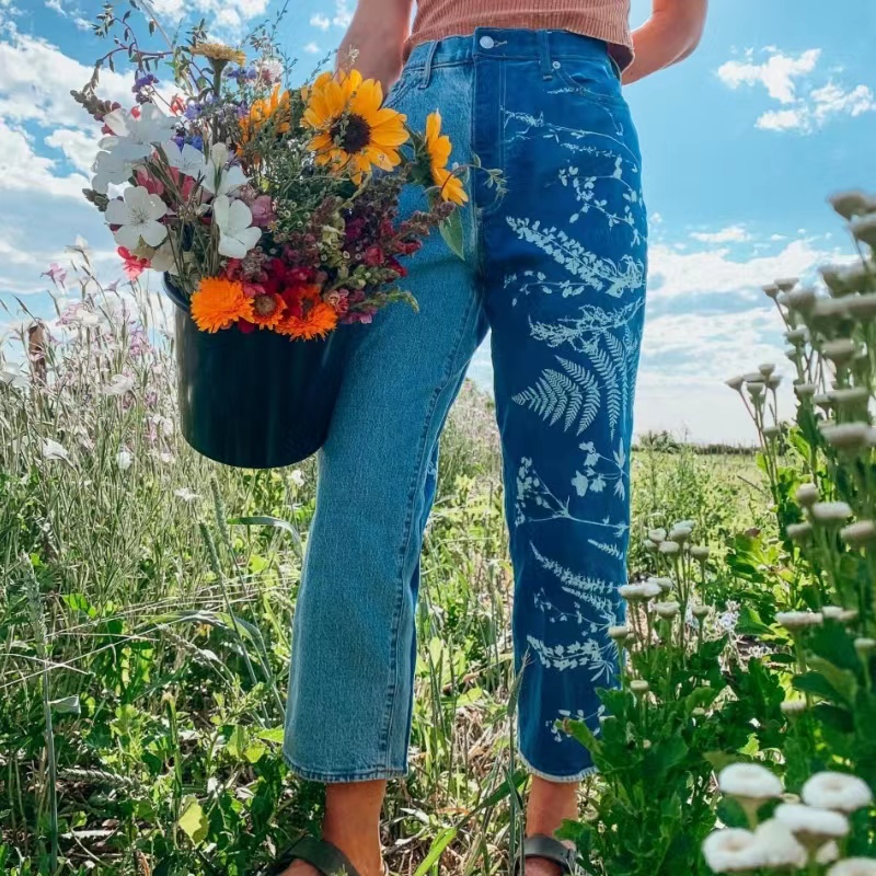 Artiste et photographe Kellieswanson imprime des vestes, un jean et d\'autres vêtements avec une impression bronzage bleu foncé